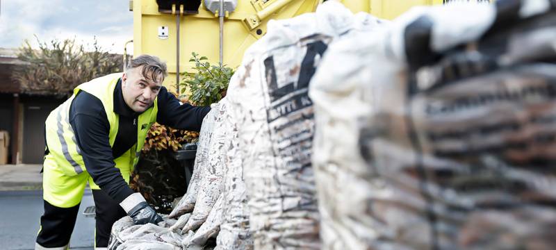 EDG sammelt Laubsäcke ein.