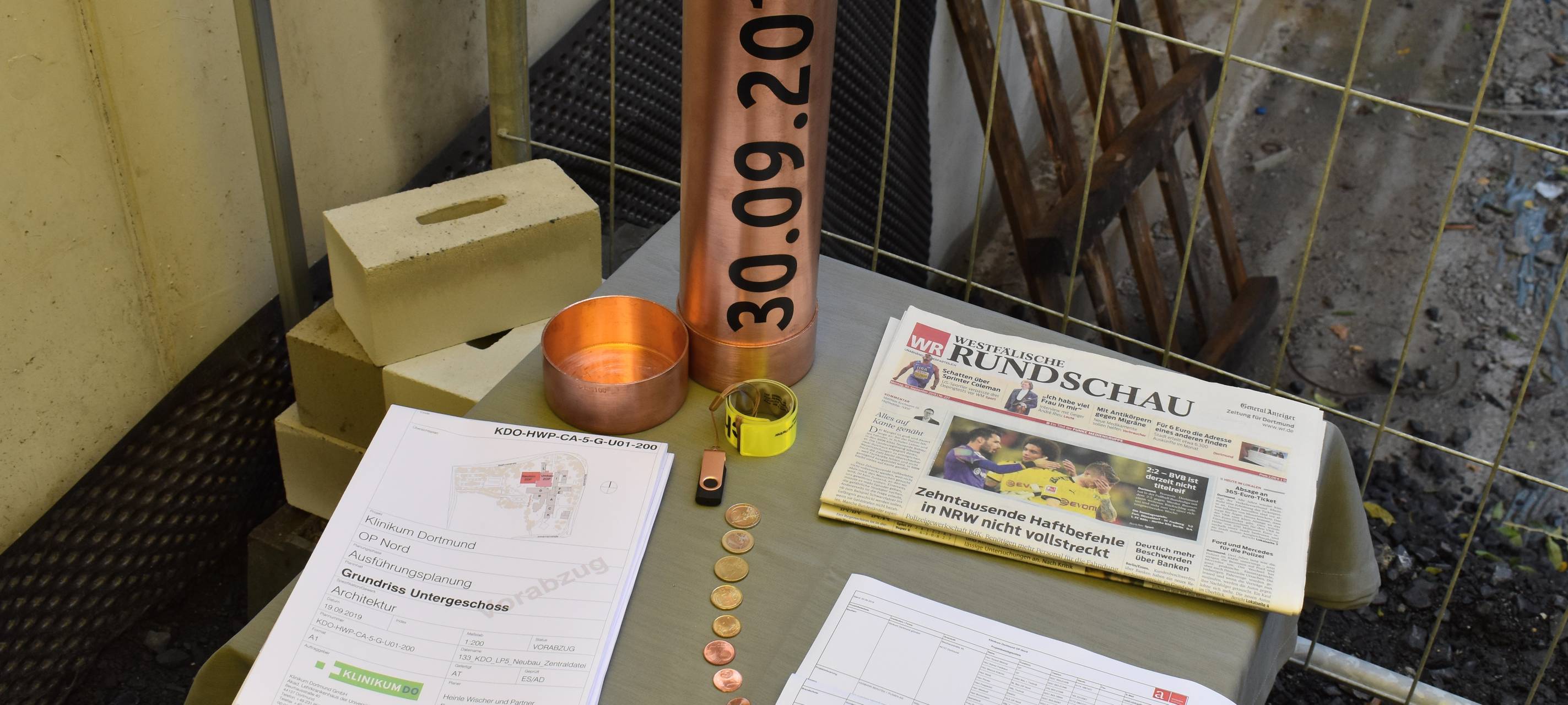 Dokumentenrolle aus Kupfer u.a. mit Tageszeitung, Münzen und Bauplänen. Anschließend wurde diese Rolle verschlossen und im Fundament des Neubaus eingemauert.