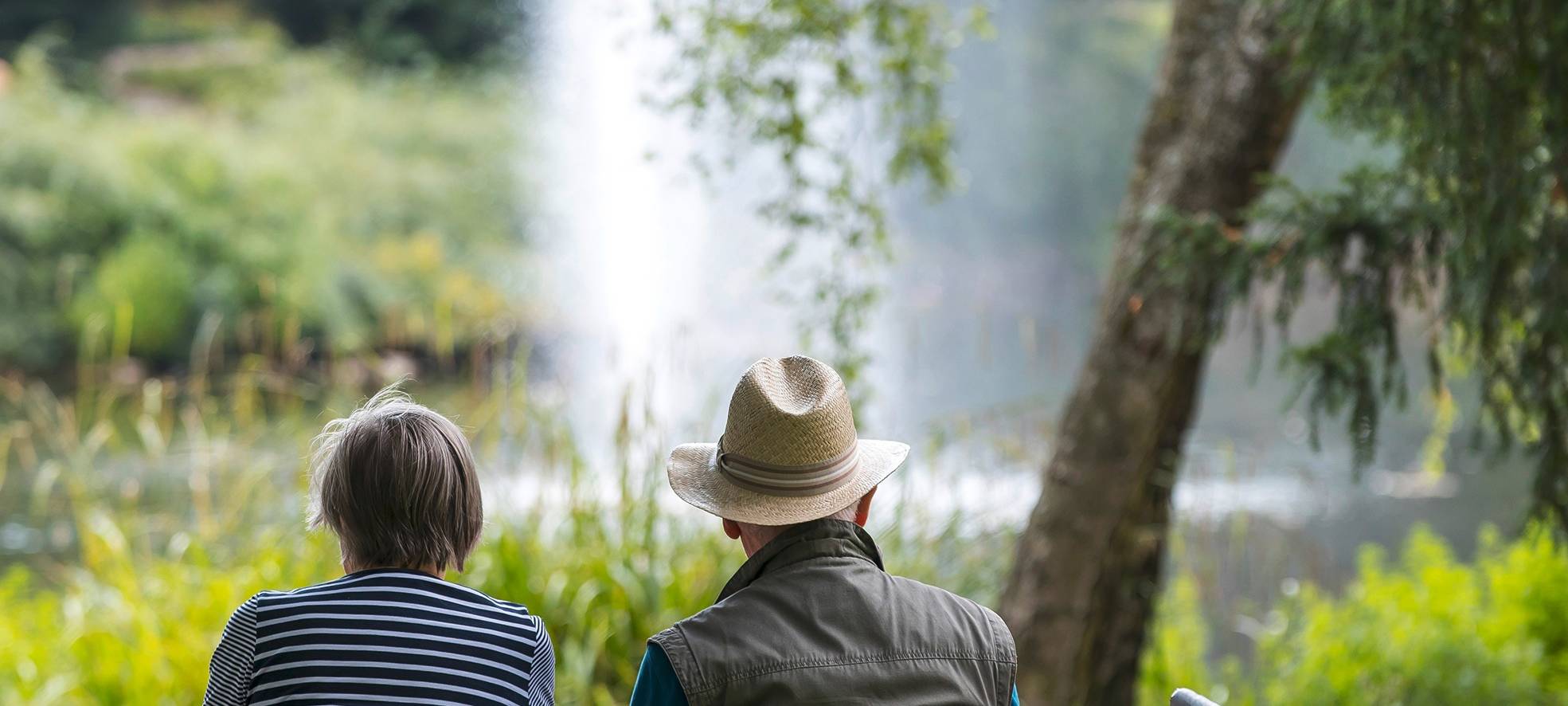 Senioren sitzen auf Parkbank (Symbolfoto)