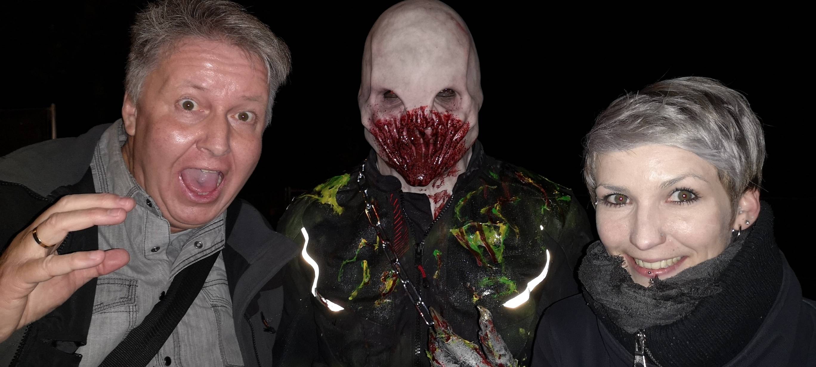 Radio 91.2-Reporter Selina Stolze und Markus Bauer im Horrorhaus im Movie Park.