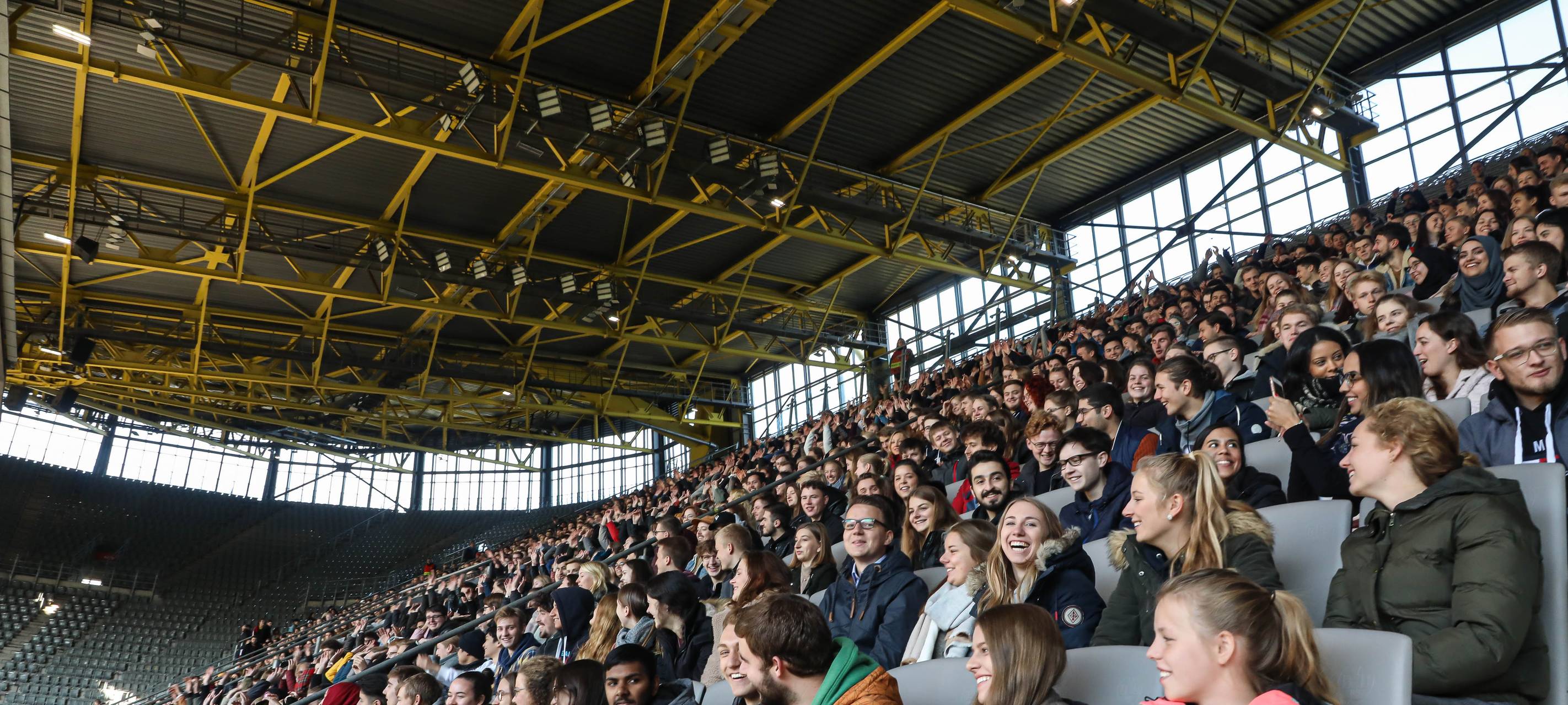 Die neuen Studierenden der TU Dortmund wurden offiziell im SIGNAL IDUNA PARK begrüßt.