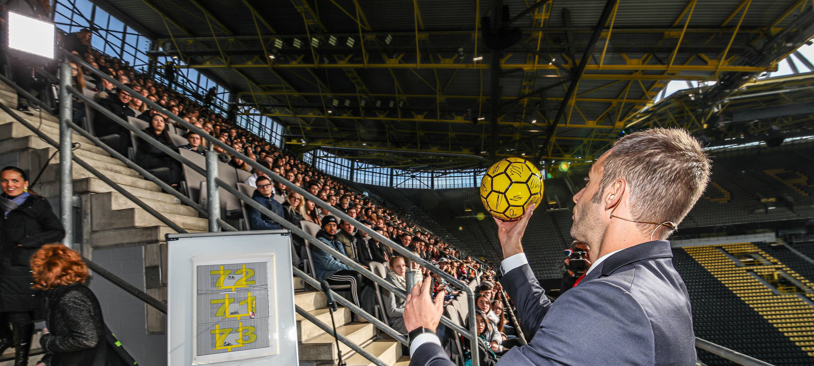 Christoph Edeler, Leiter des Hochschulsports an der TU Dortmund, warf einen von den BVB-Profis signierten Ball in die Menge