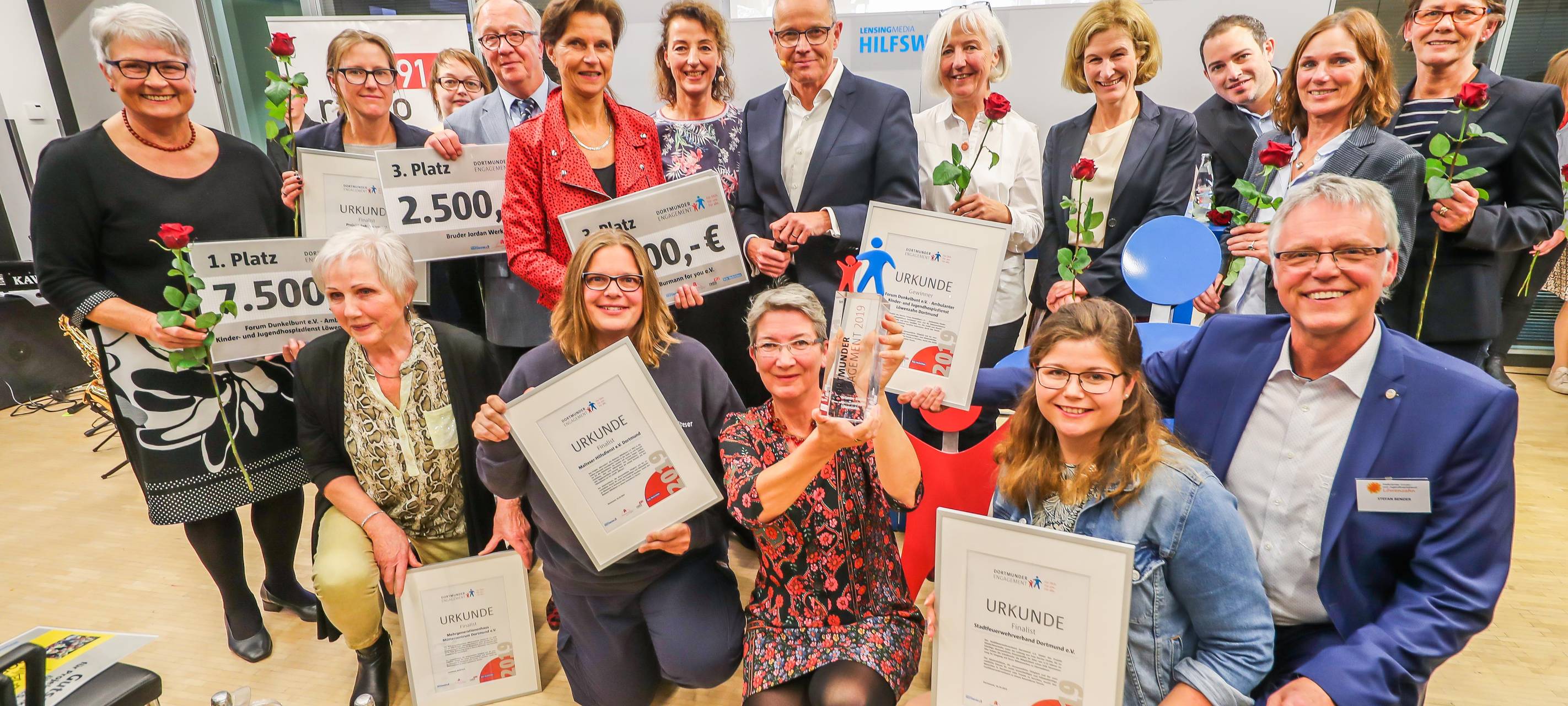 Die Gewinner des Abends zusammen mit den Moderatoren Steffi Strecker und Wolfram Kiwitt.