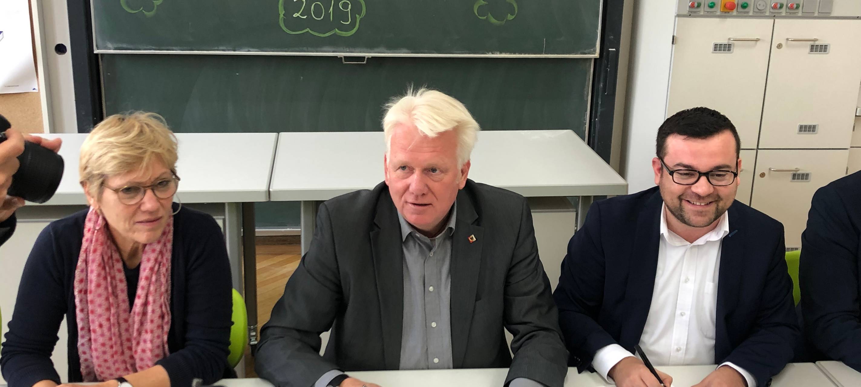 OB Ullrich Sierau und Dimitros Axourgos, Bürgermeister von Schwerte, unterzeichnen die neue Schulvereinbarung.