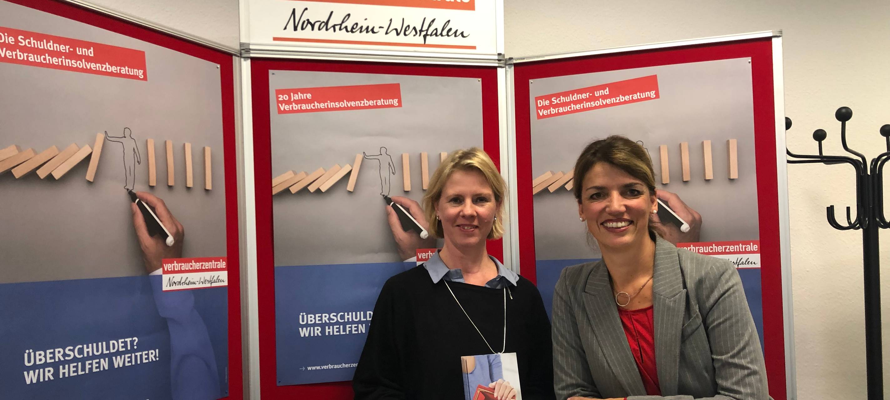 Ute Petzold (rechts) und Annette von Hadel (links) seit 20 Jahren bei der Verbraucherzentrale Schuldnerberatung.