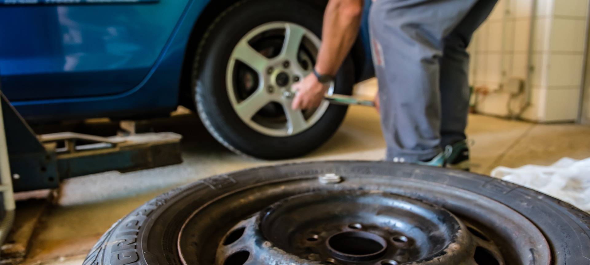 Winterreifen werden montiert (Symbolbild)