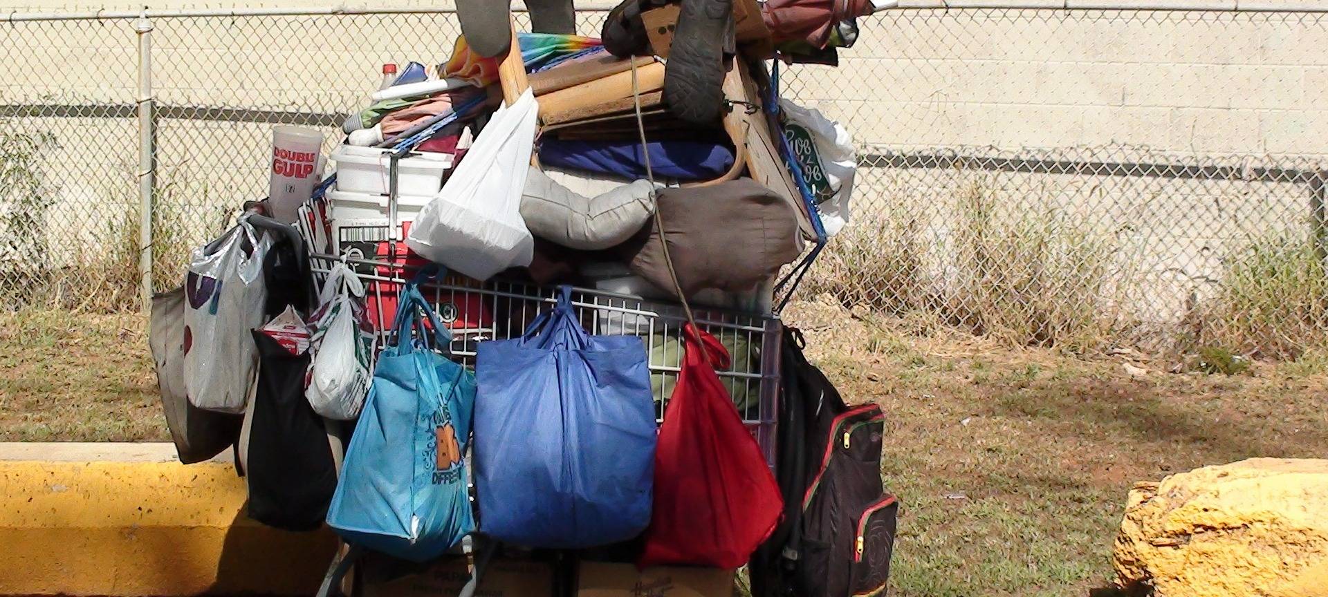 Einkaufswagen eines obdachlosen Menschen