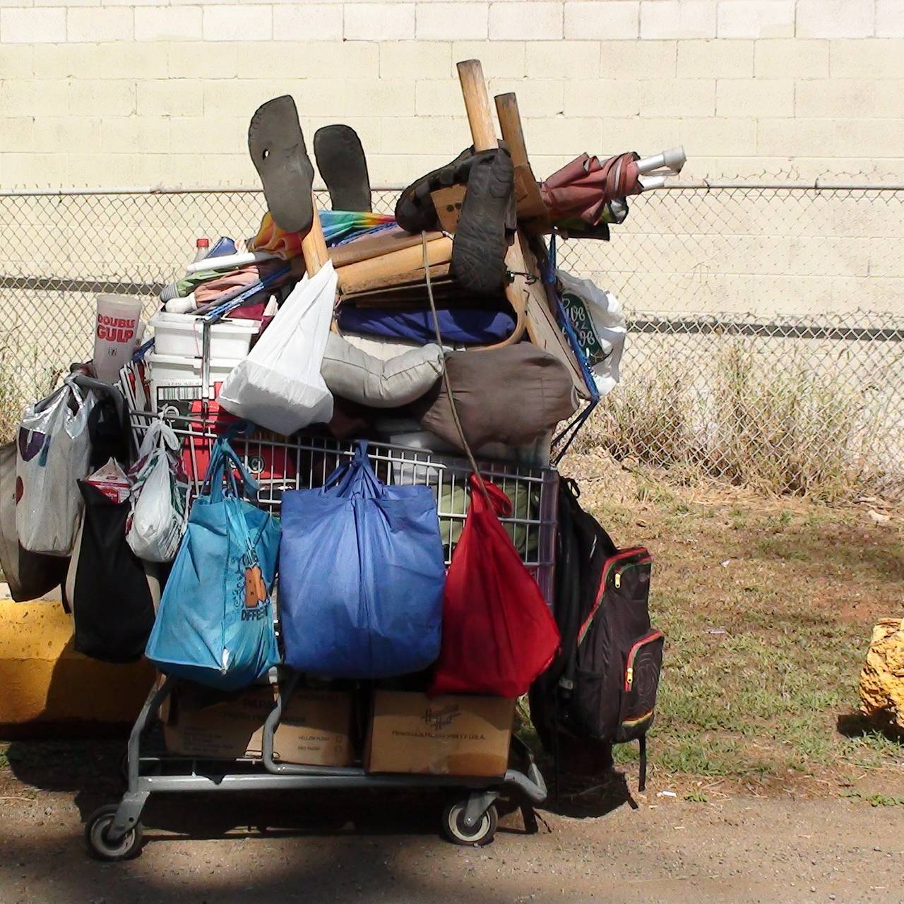 Einkaufswagen eines obdachlosen Menschen