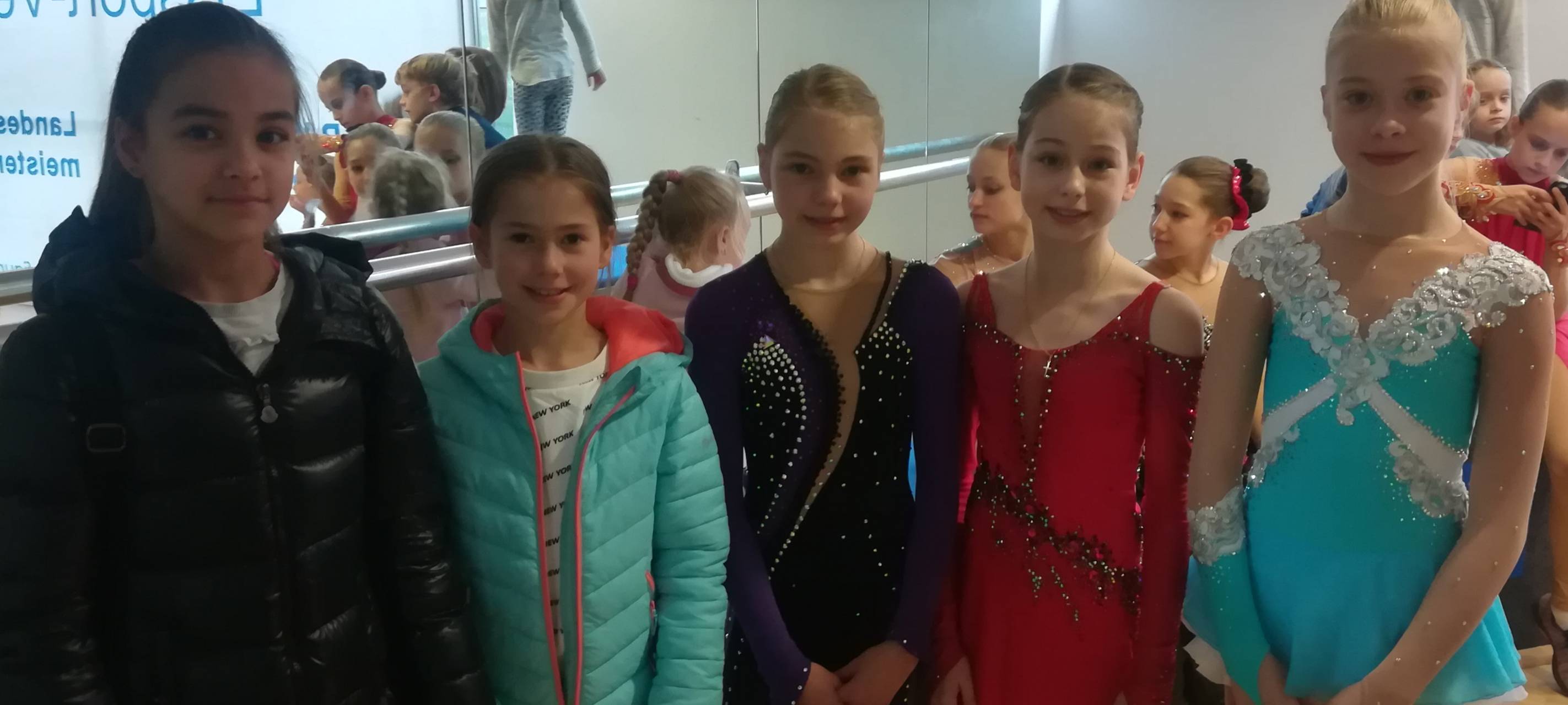 Dortmunder Nachwuchs-Eiskunstläuferinnen Hannah Pfaffenrot, Olesya Ary, Christina Geiger, Ina Jungmann und Tessa Pfaffenrot (li. nach re.) aus der Klasse der 11 bis 13 Jährigen.