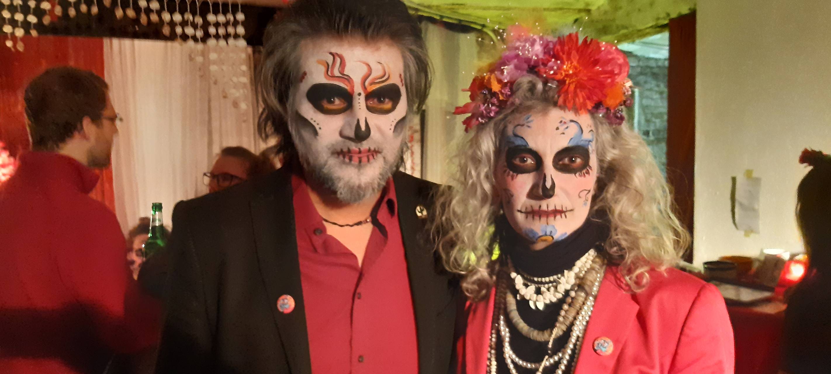 Besucher des Fest der Toten wurden geschminkt.