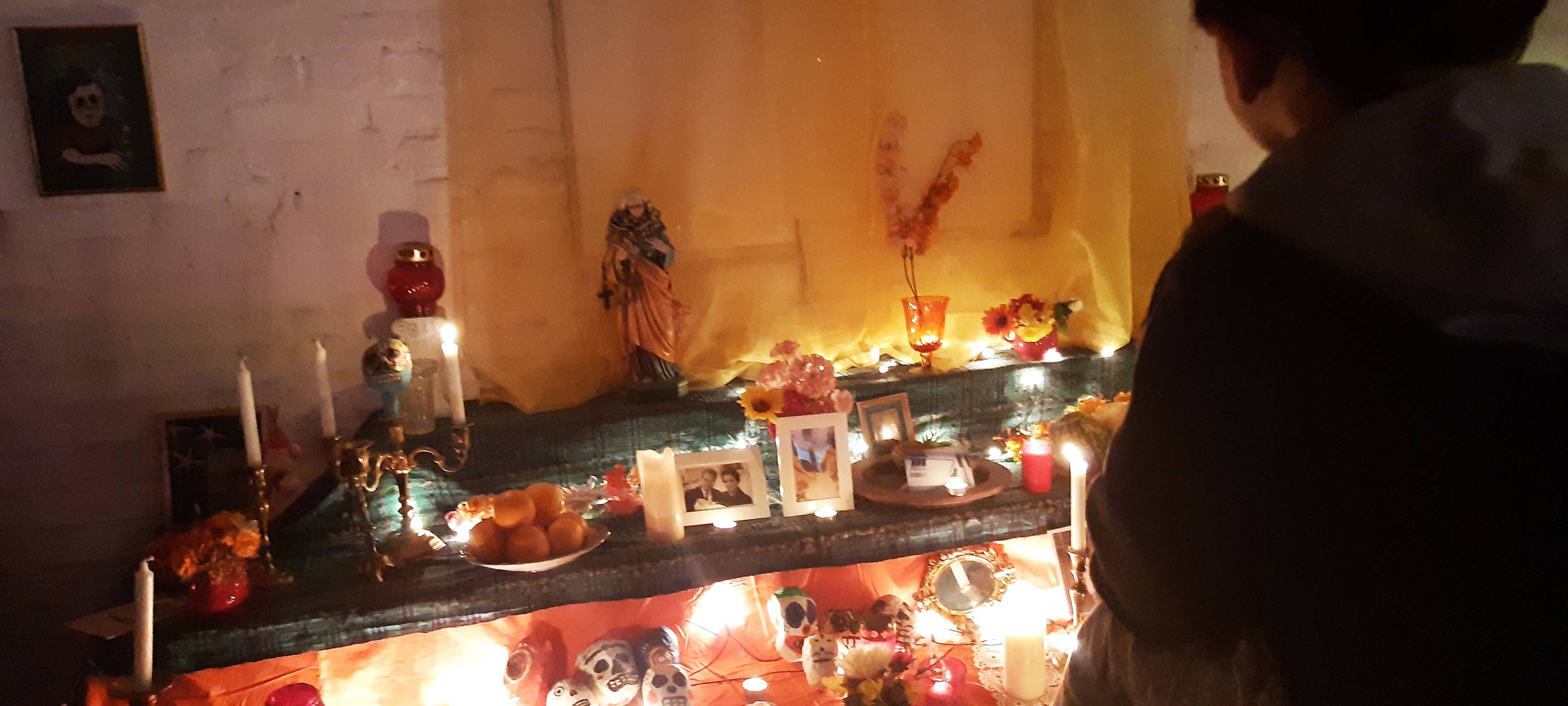 Altar aufgebaut als Gedenken an die Verstorbenen.