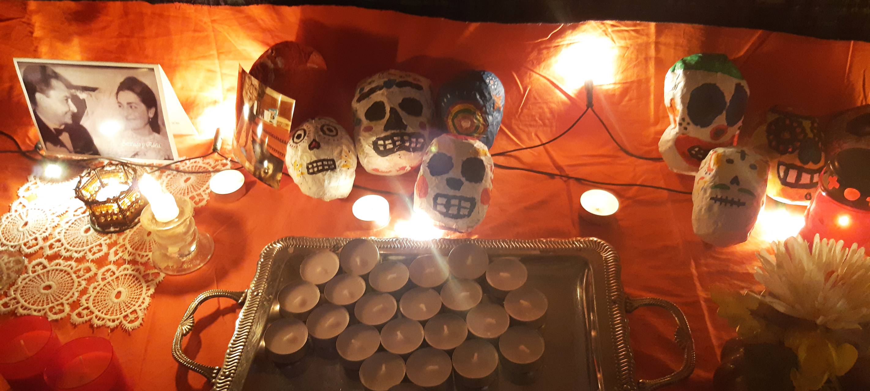 Mit einem Altar gefüllt mit Kerzen und Fotos werden die Verstorbenen beim Fest der Toten gefeiert.