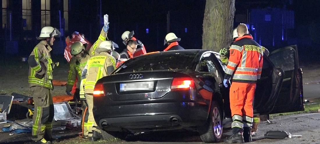 Unfall: Autofahrer fährt mit Familie im Auto frontal in einen Baum in Lünen.