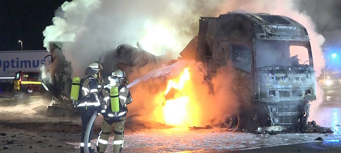 Milch-Laster brennt komplett aus