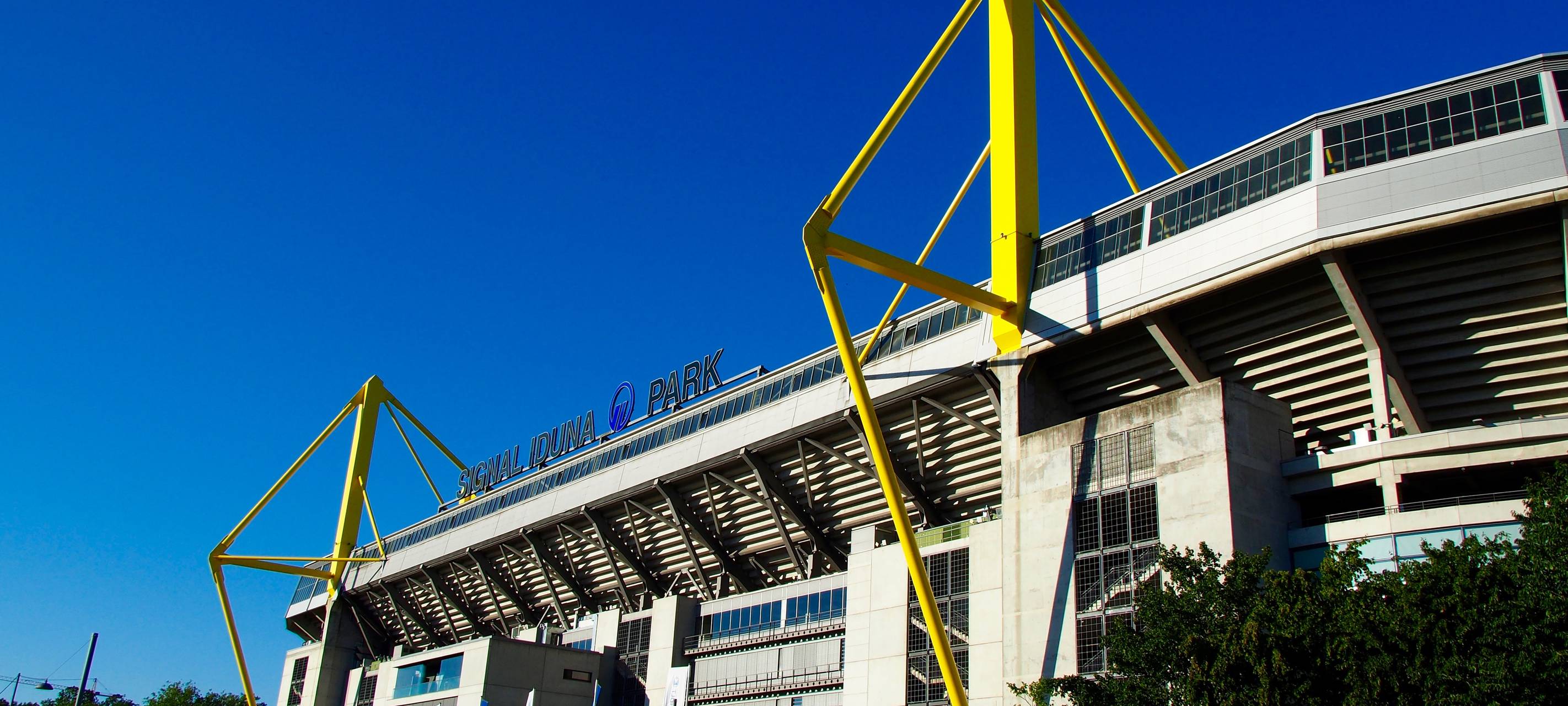Signal Iduna Park von außen