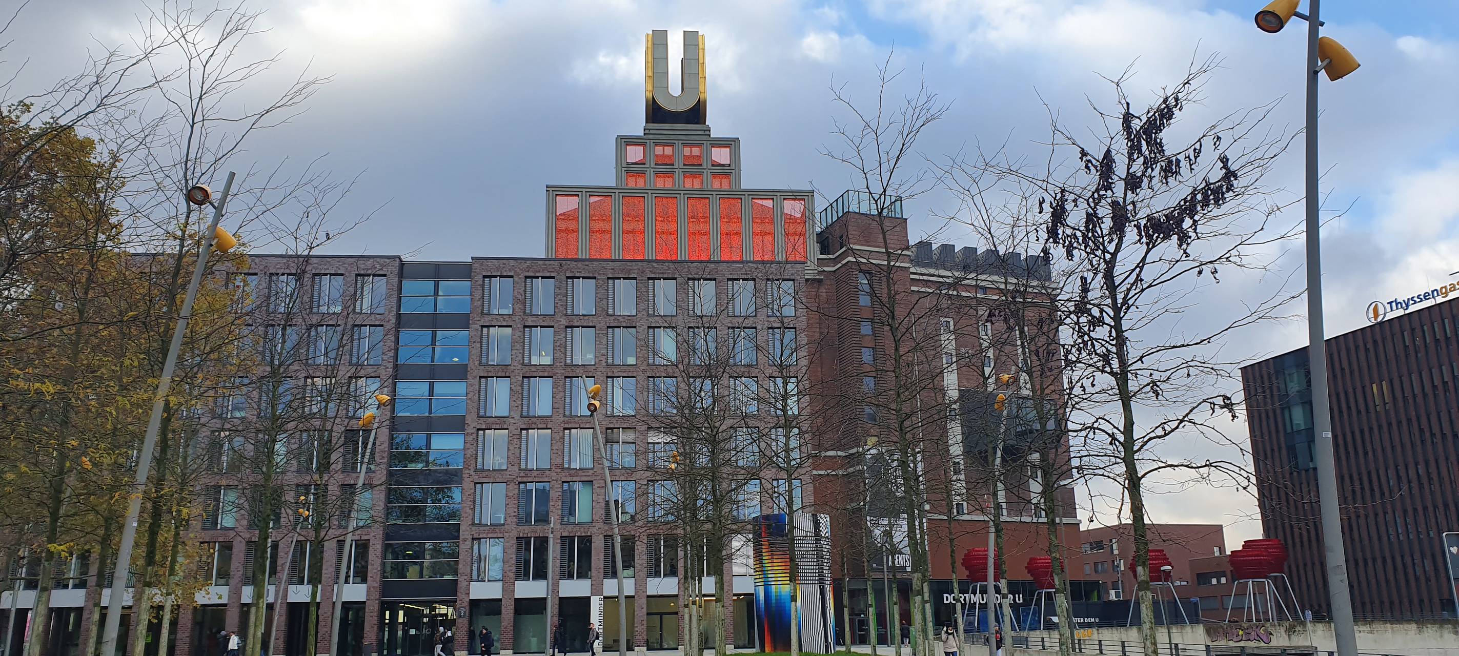 U-Turm leuchtet Orange.