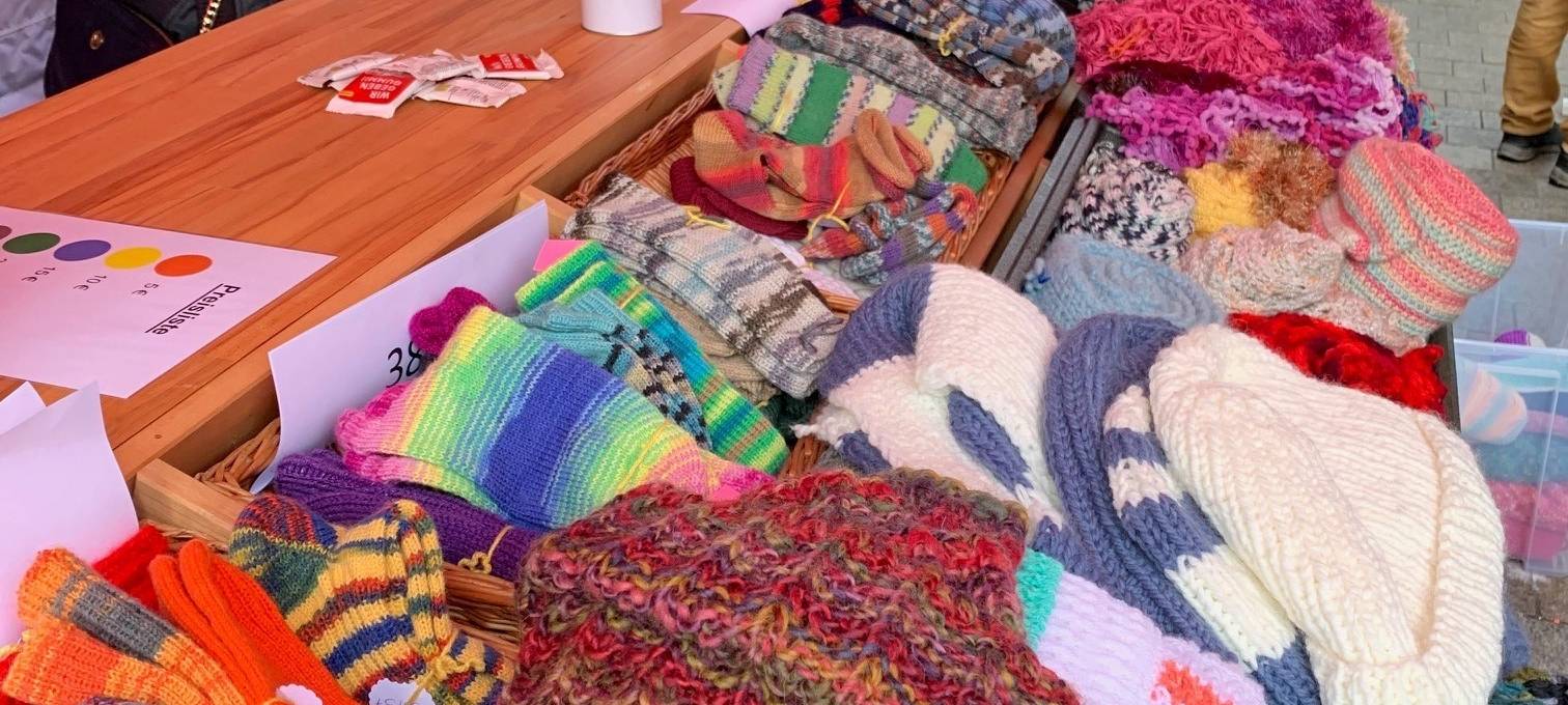 Verkauf der Strickspenden am 1.12.19 auf dem Dortmunder Weihnachtsmarkt.