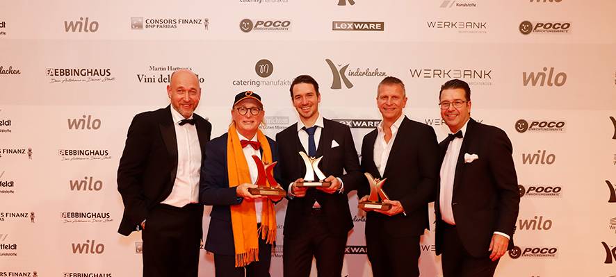 Die beiden Kinderlachen-Gründer Christian Vosseler (l.) und Marc Peine (r.) freuen sich mit den Preisträgern Otto Waalkes (2.v.l), Felix Neureuther (3.v.l.) und Dirk Heinrichs (2.v.r.).