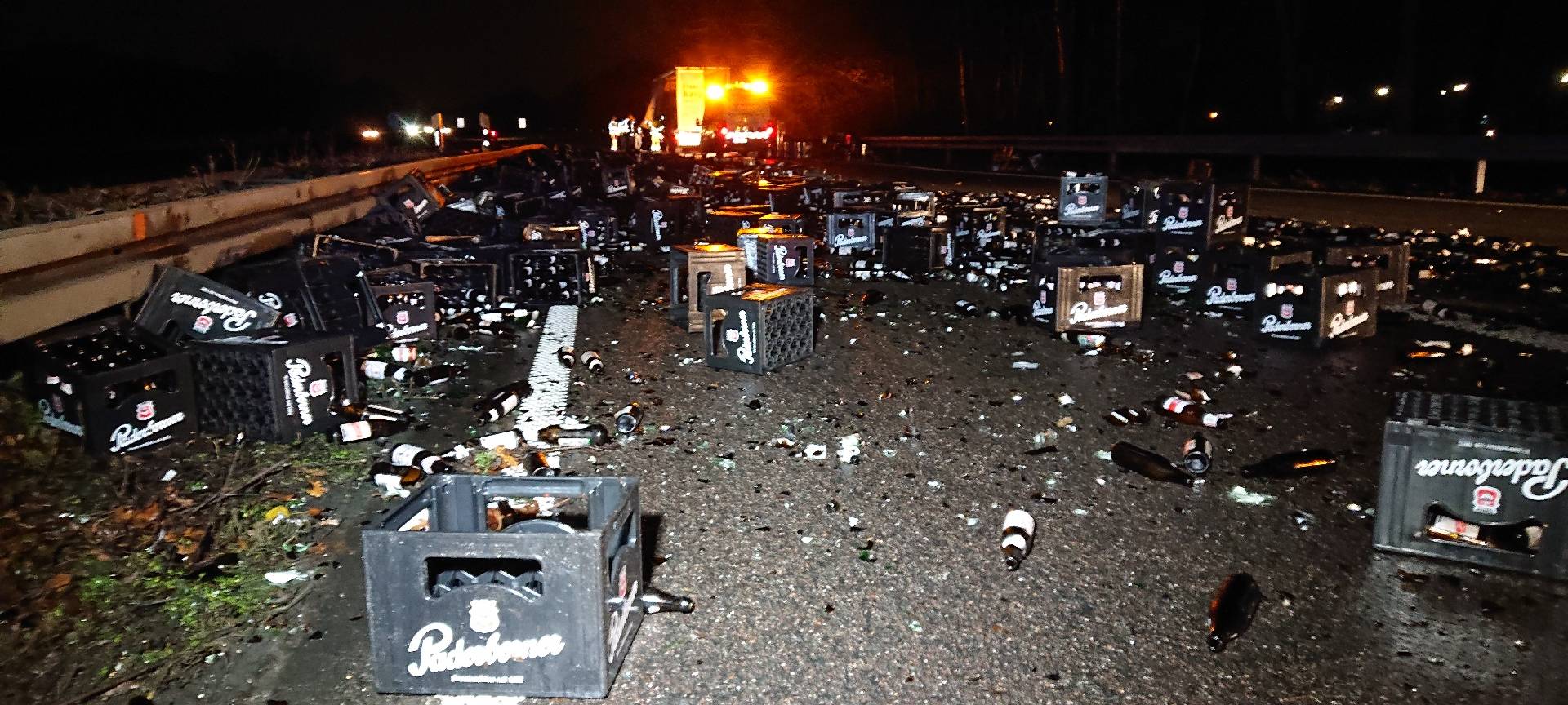 Lkw-Ladung blockiert Autobahn