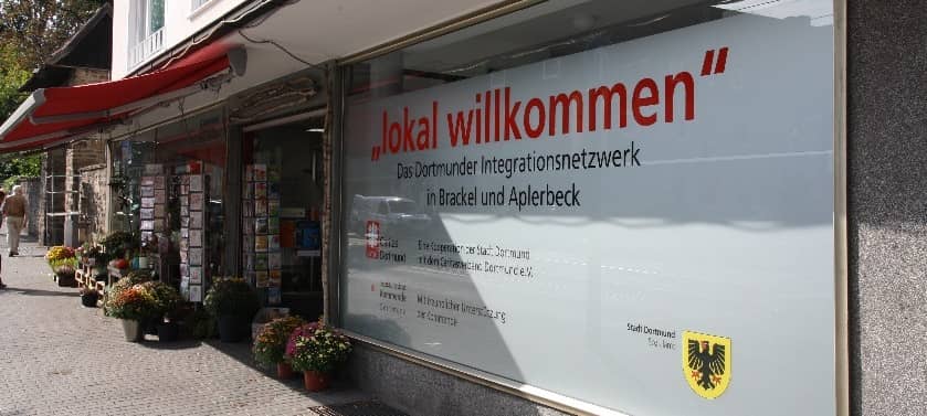 Schaufenster mit dem Schriftzug von Lokal willkommen