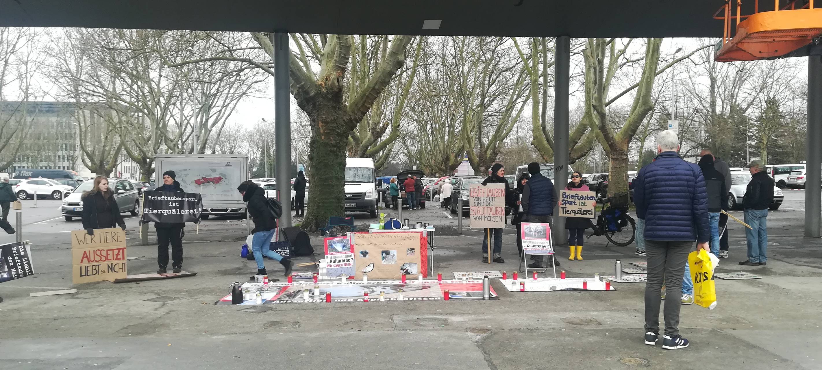 Tierschützer vor den Westfalenhallen protestieren gegen die Brieftaubenausstellung.