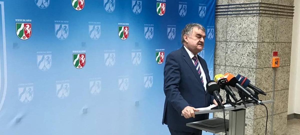 Dortmund: Innenminister Reul stellt Taser-Projekt vor