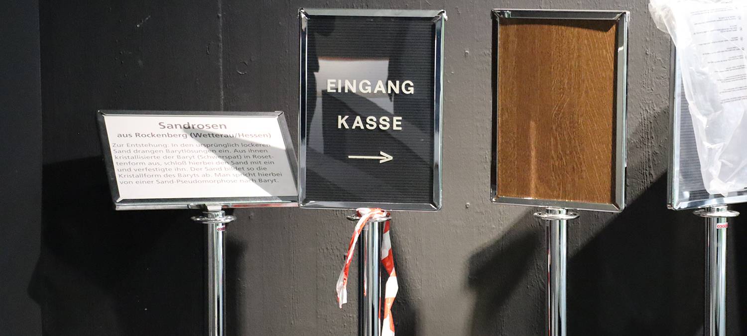 Alte Kassenschilder im Naturmuseum Dortmund