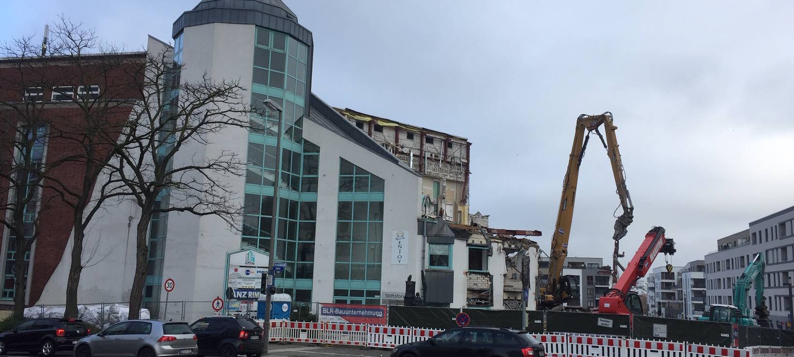 Der alte Gebäudekomplex des Stiftsforums wird abgerissen.