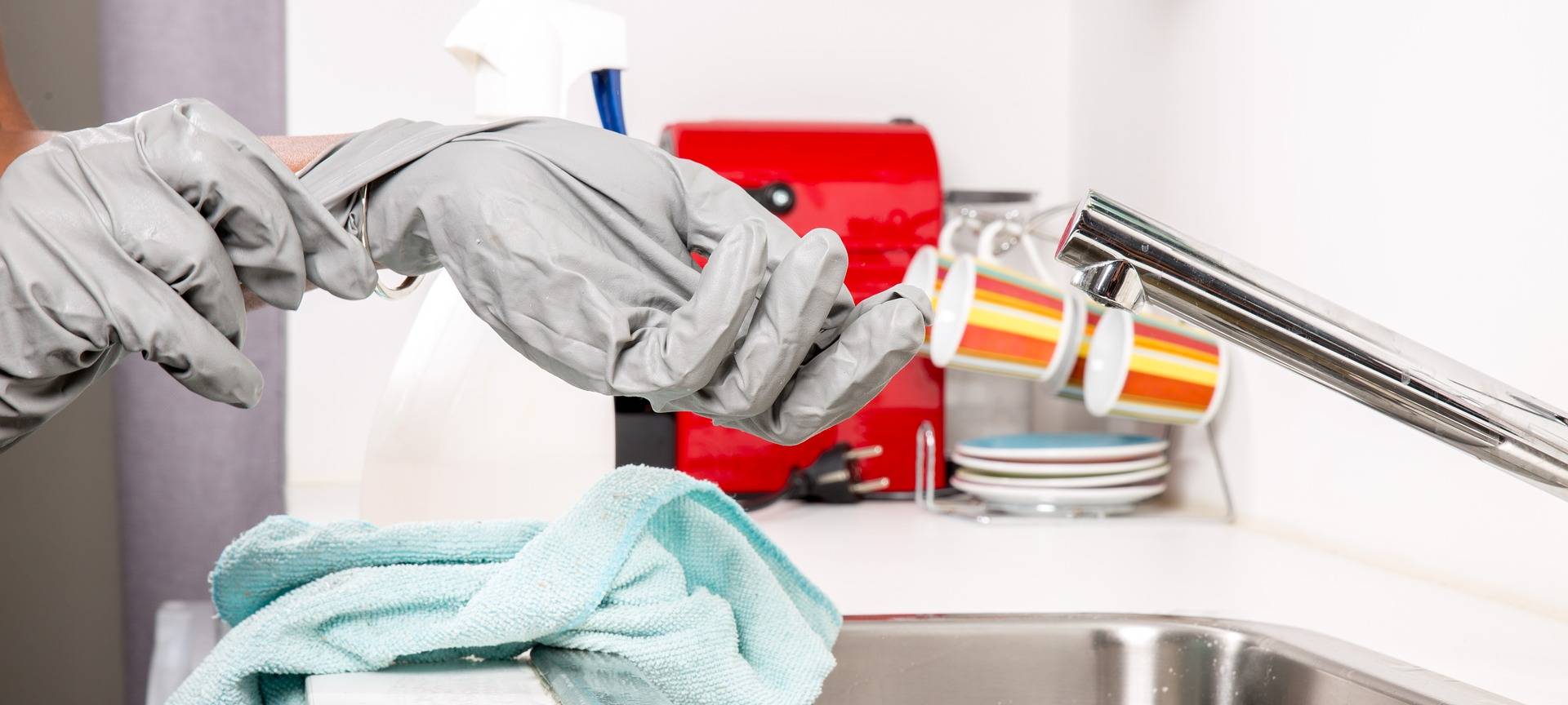 Frau putzt Waschbecken.