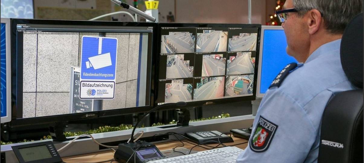 Polizeibeamter und die Videoüberwachung auf der Brückstraße.