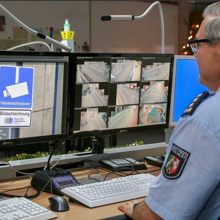Polizeibeamter und die Videoüberwachung auf der Brückstraße.