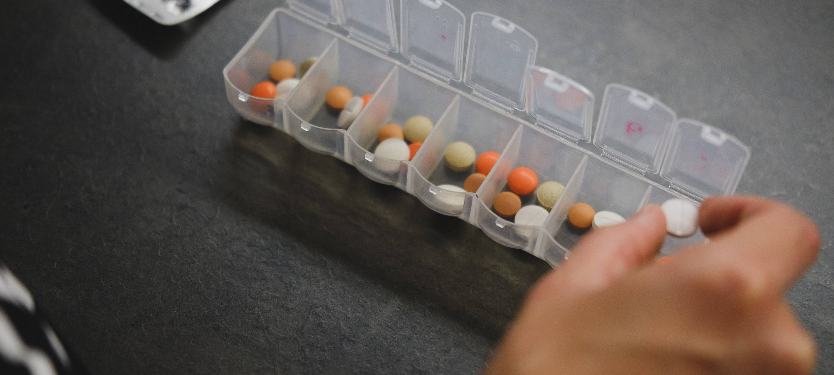 Tabletten werden in Medikamentendispenser gefüllt.