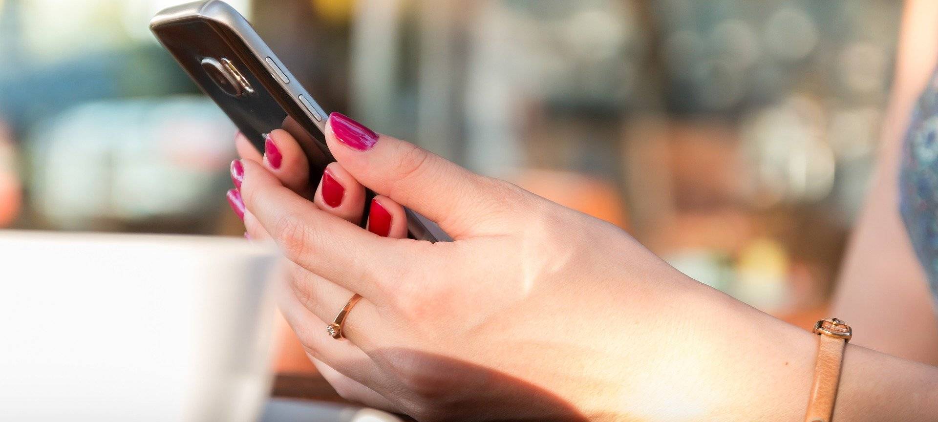 Handy einkassiert: Jugendliche macht Fotos von Unfall