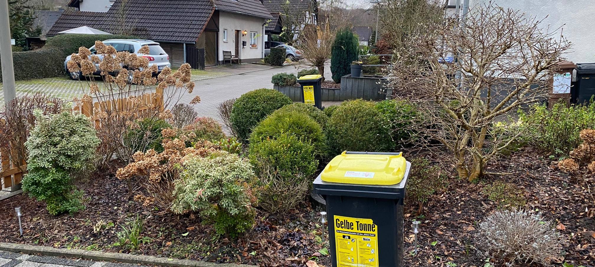 Mülltonne wird nur auf halbem Weg zurück gebracht.
