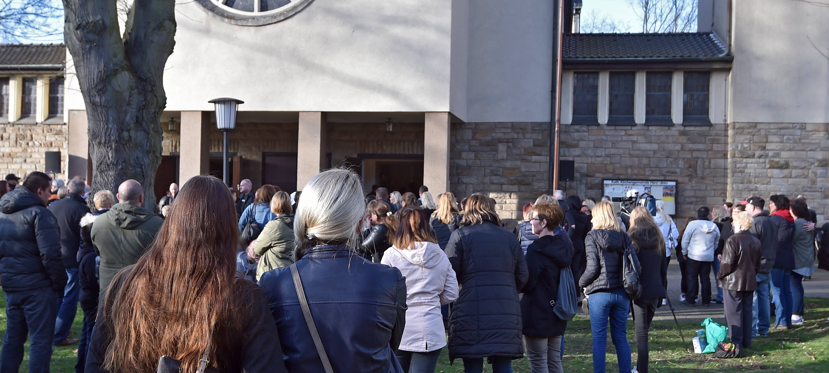 Menschen trauern um die Opfer von Marcel H.