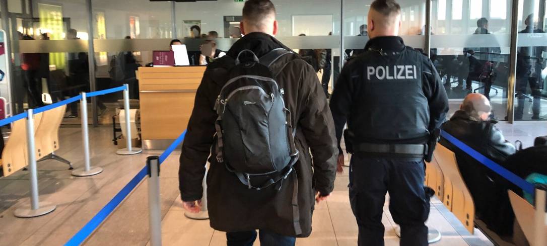 Mutmaßliche Rechtsextremisten an Ausreise gehindert