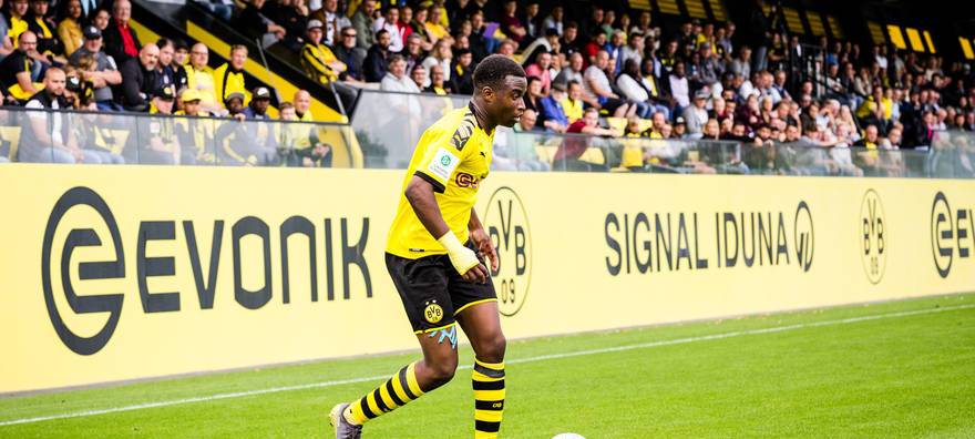 Nachwuchsstürmer Youssoufa Moukoko trainiert bald mit den Profis