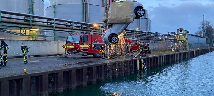 Feuerwehr rettet Auto aus Dortmund-Ems-Kanal