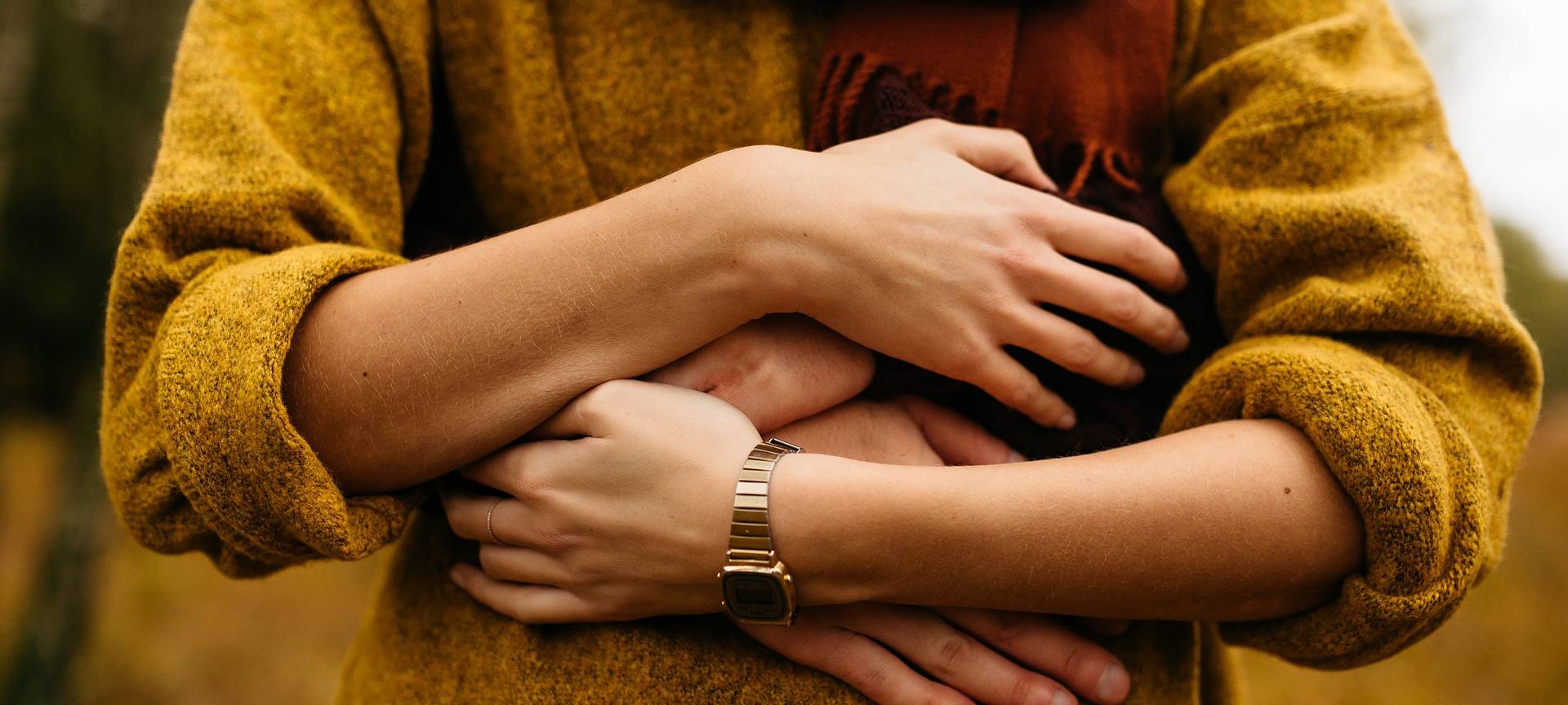 Zwei Menschen umarmen sich.