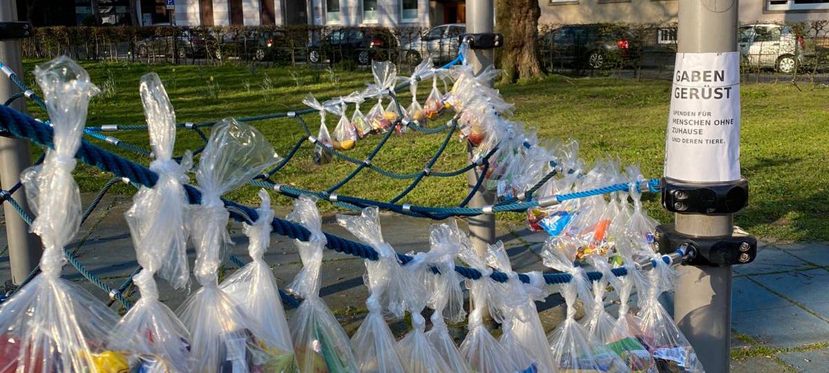 Gaben-Gerüst für Obdachlose Dortmunder in der Coronakrise.