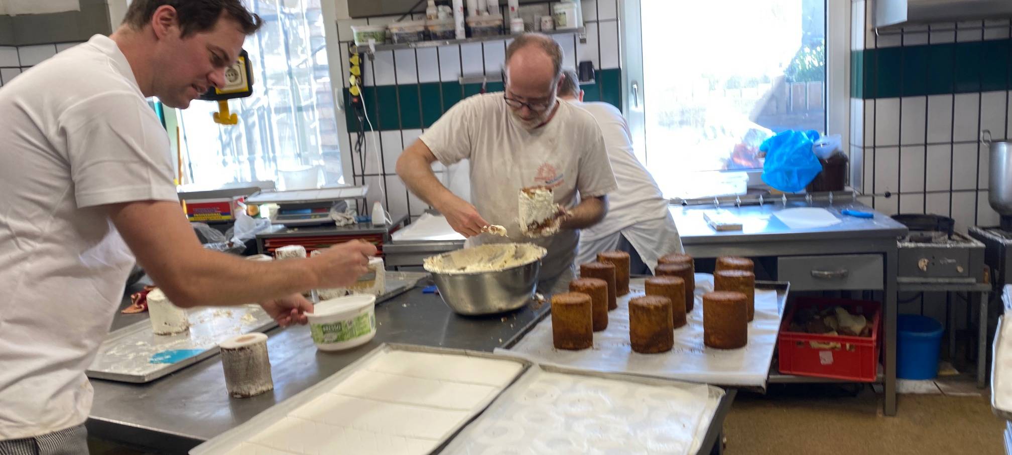 So entsteht Klopapier-Kuchen