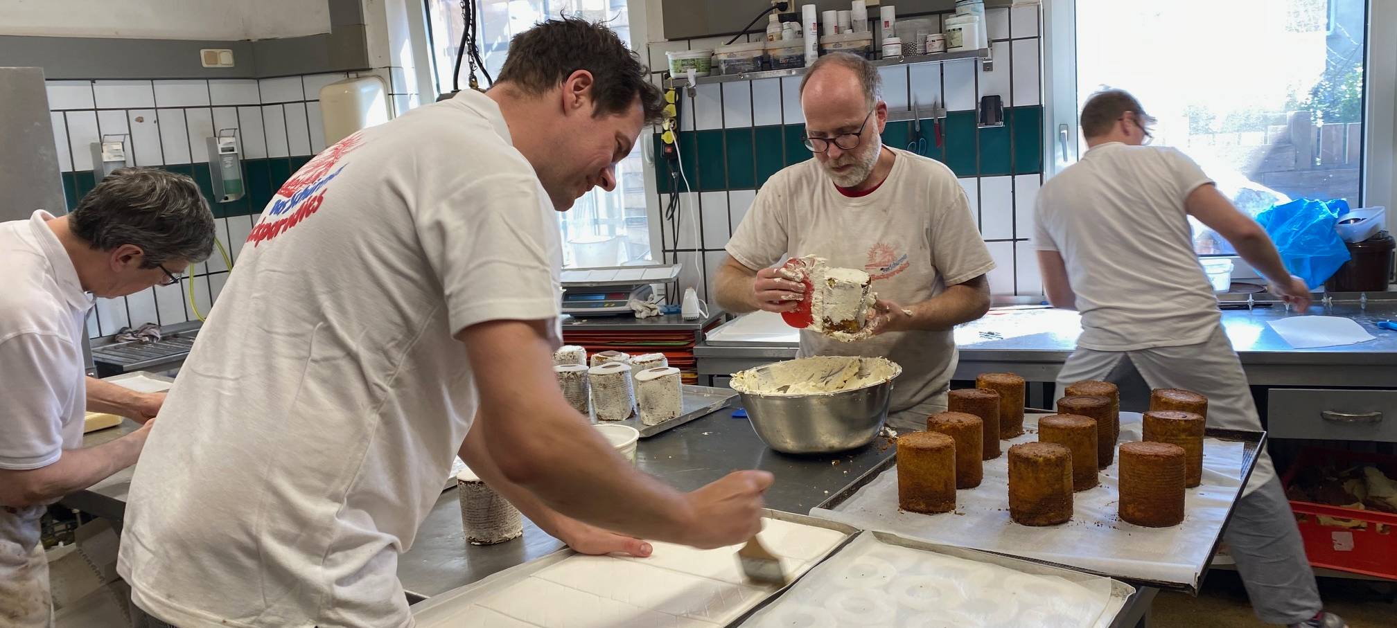 So entsteht Klopapier-Kuchen