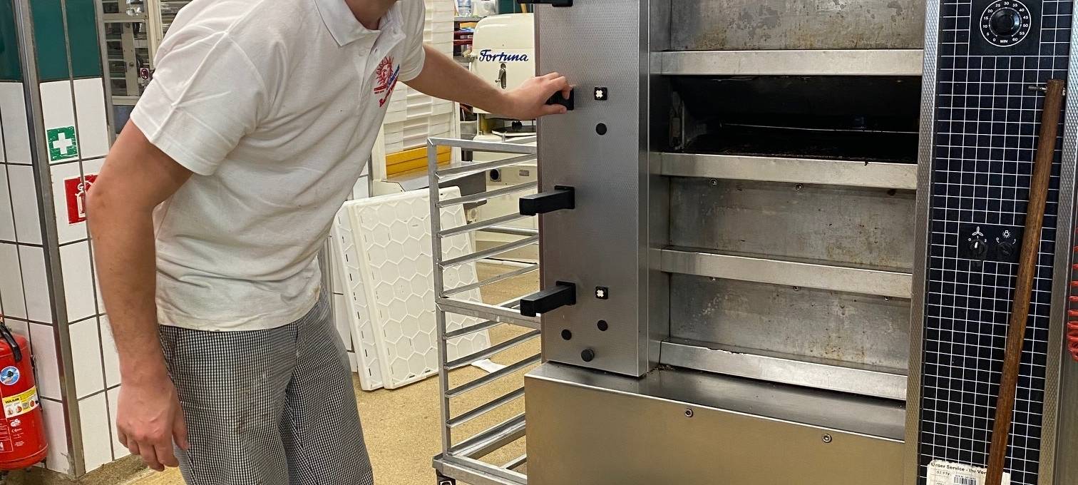 Bäckermeister Tim Kortüm vor dem Ofen