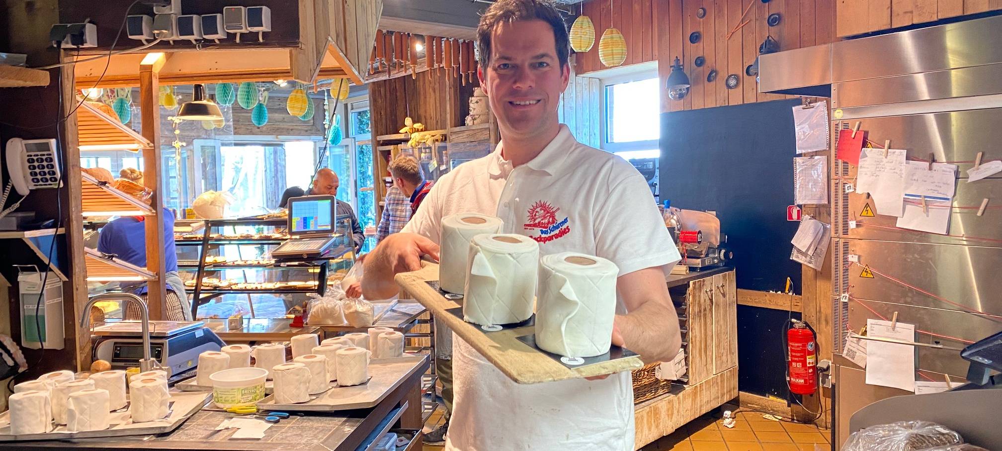 Bäckermeister Tim Kortüm mit Klopapier-Kuchen