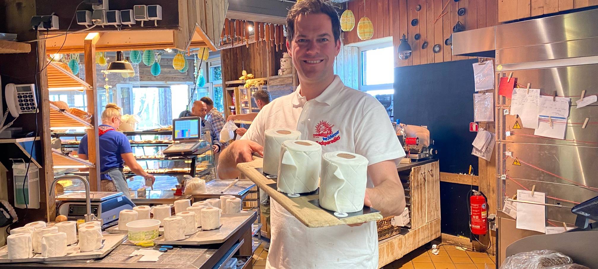 Bäckermeister Tim Kortüm mit Klopapier-Kuchen