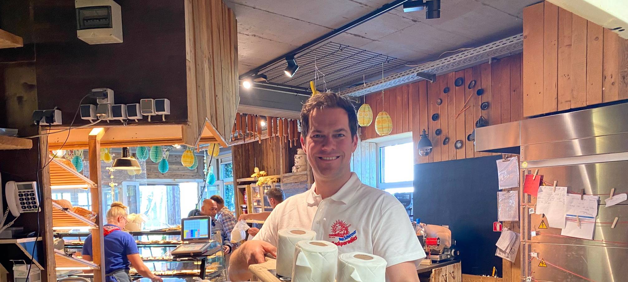 Bäckermeister Tim Kortüm mit seinem Klopapier-Kuchen