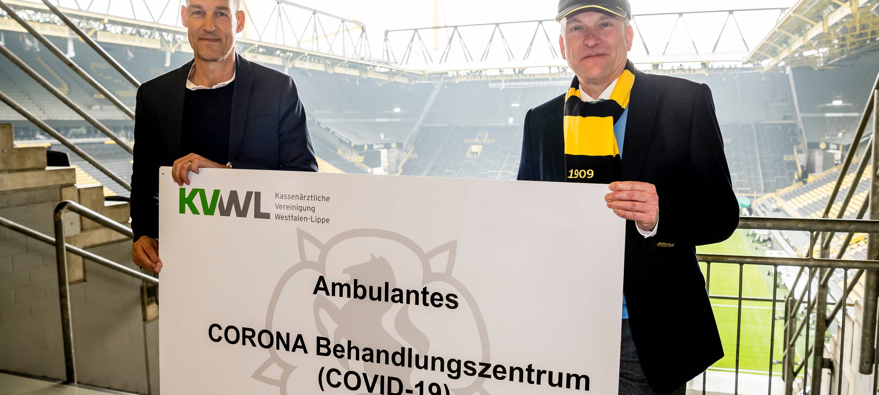 Carsten Cramer (Geschäftsführer Borussia Dortmund) und Dr. Dirk Spelmeyer (1. Vorsitzender der KVWL) stellen das Corona-Behandlungszentrum des Signal Iduna Park vor.