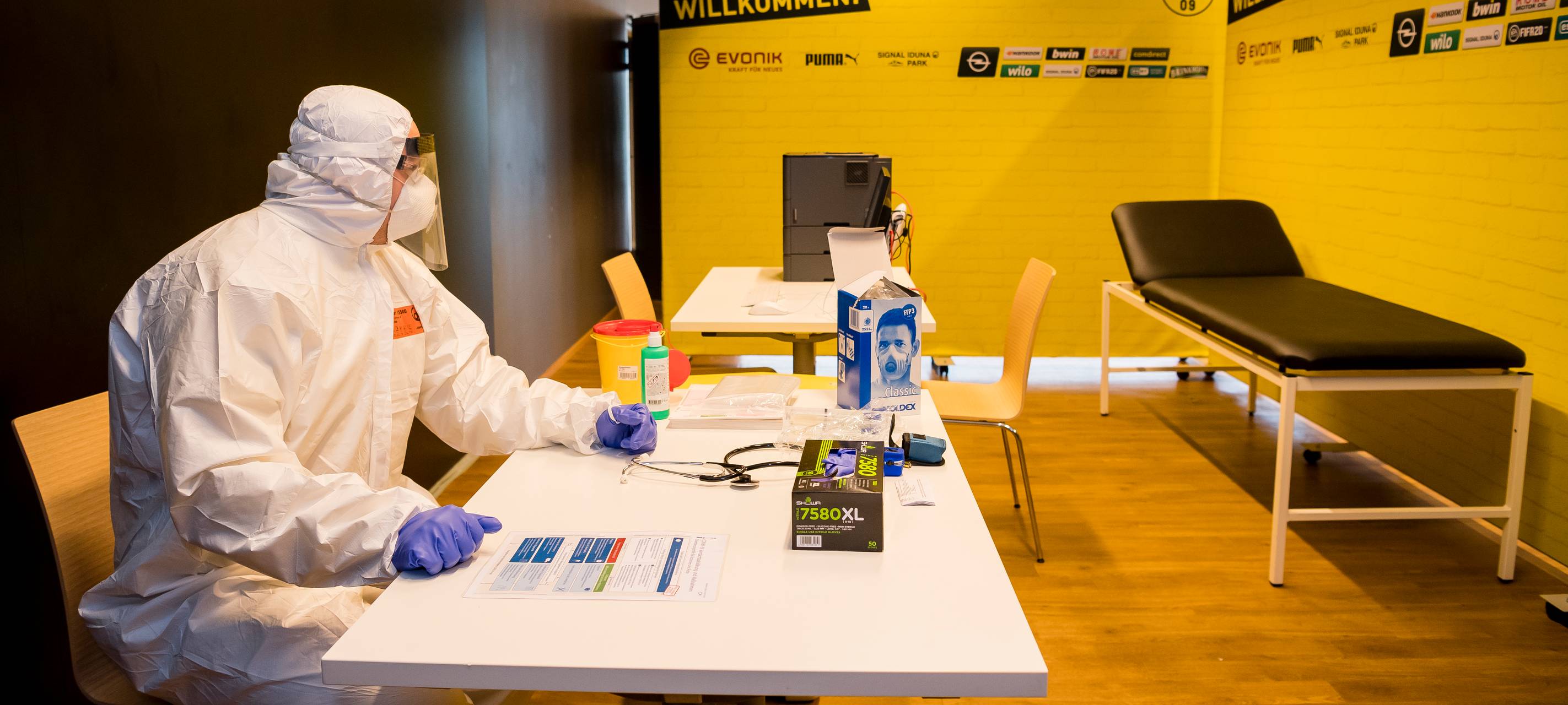 Medizinstudent Florian Schwenzer unterstützt das Ärzte-Team im Corona-Behandlungszentrum.