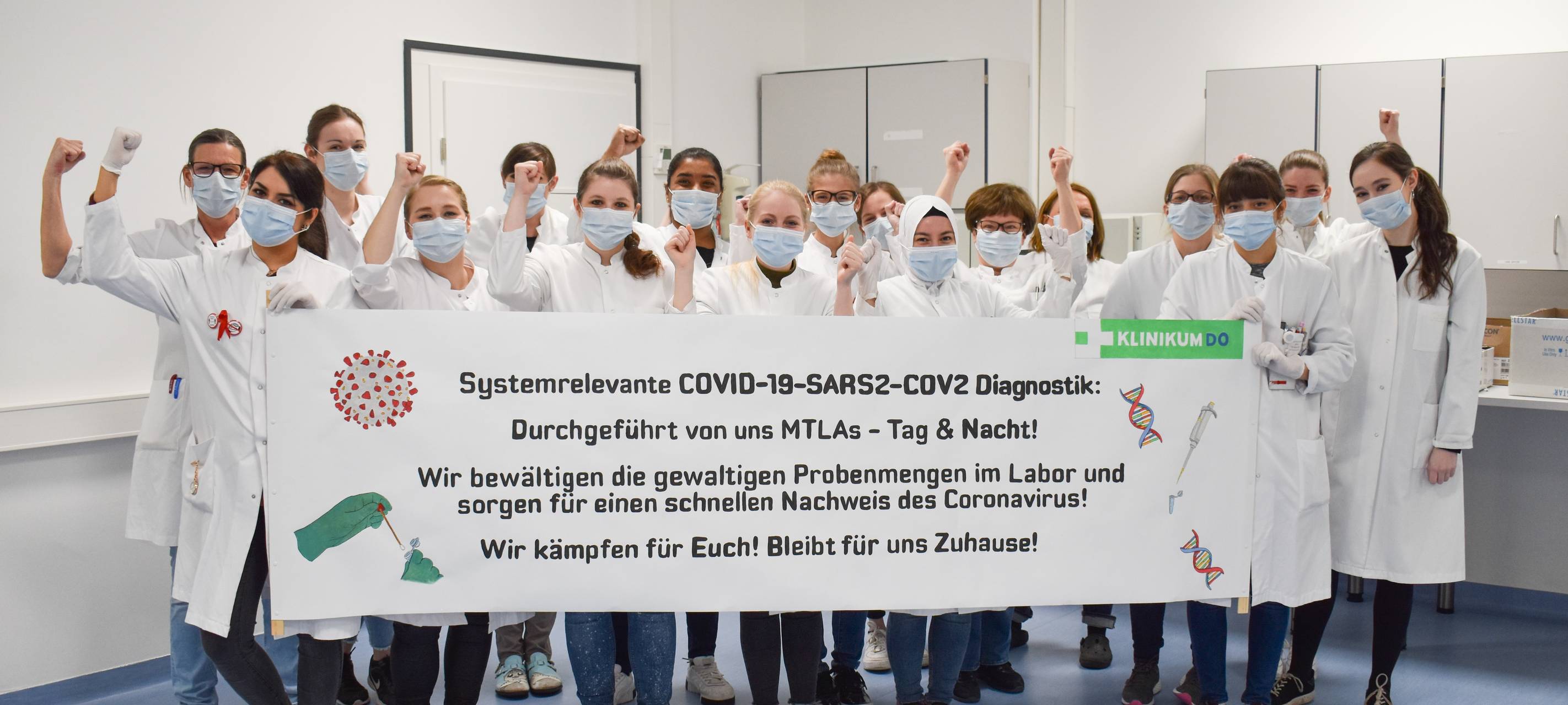 Das Labor-Team des Klinikum Dortmund, das täglich bis zu 700 Corona-Tests analysiert.