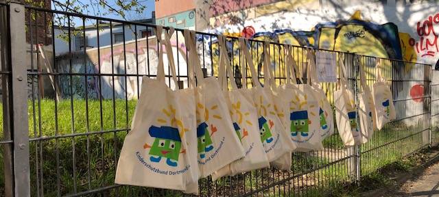 Gabenzaun mit Bastelmaterial in der Nordstadt. Gestartet vom Kinderschutzbund Dortmund.